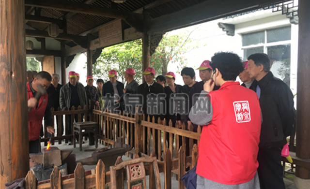 游客们参观龙泉宝剑厂