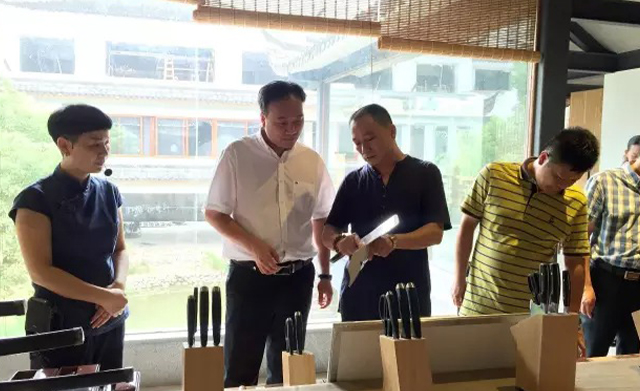 市委吳鬆平副書記一行來龍泉寶劍廠調研